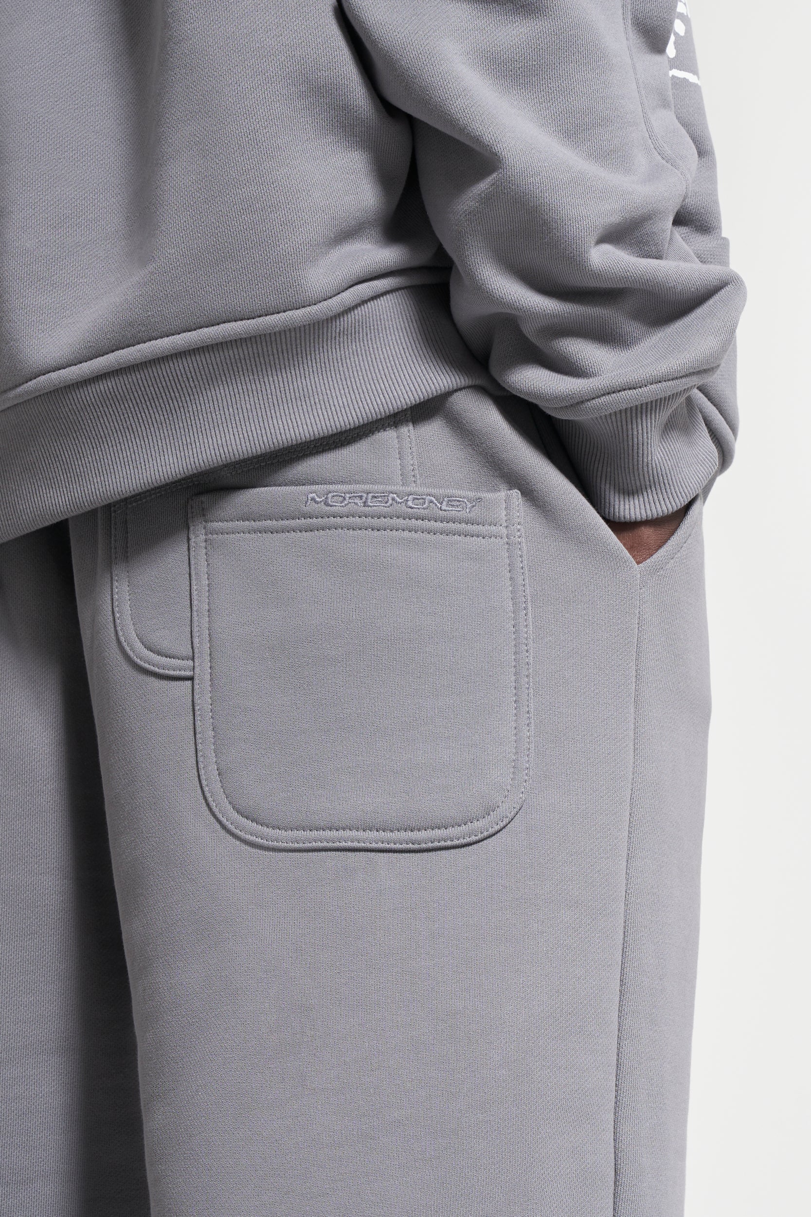 Die graue Jogginghose hat vorne & hinten zwei Taschen.