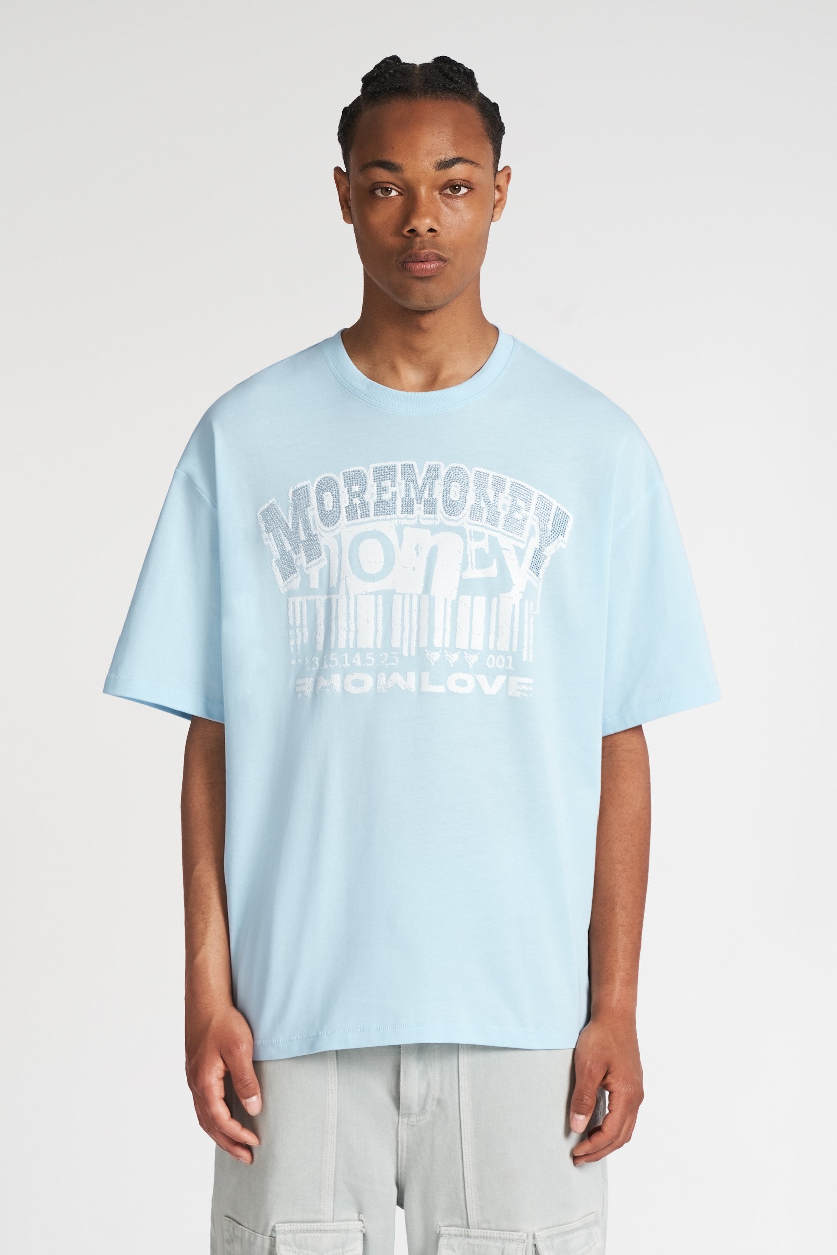 Hellblaues More Money More Love T-Shirt im Oversize Fit getragen von einem Model