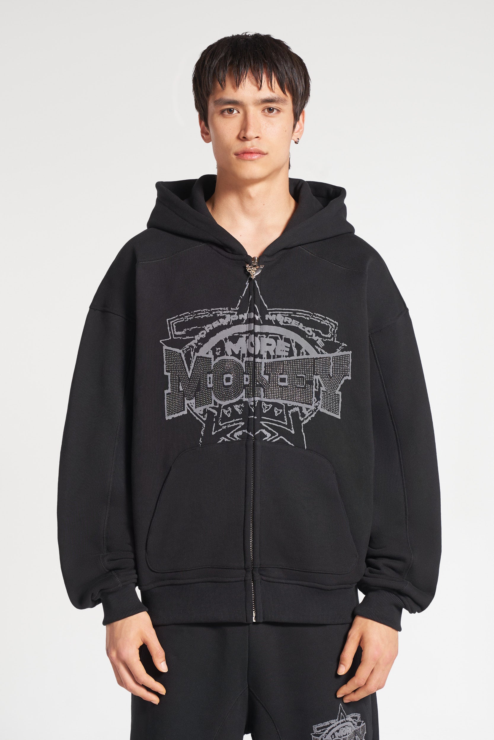 Schwarzer Zip Hoodie getragen von Model - More Money More Love