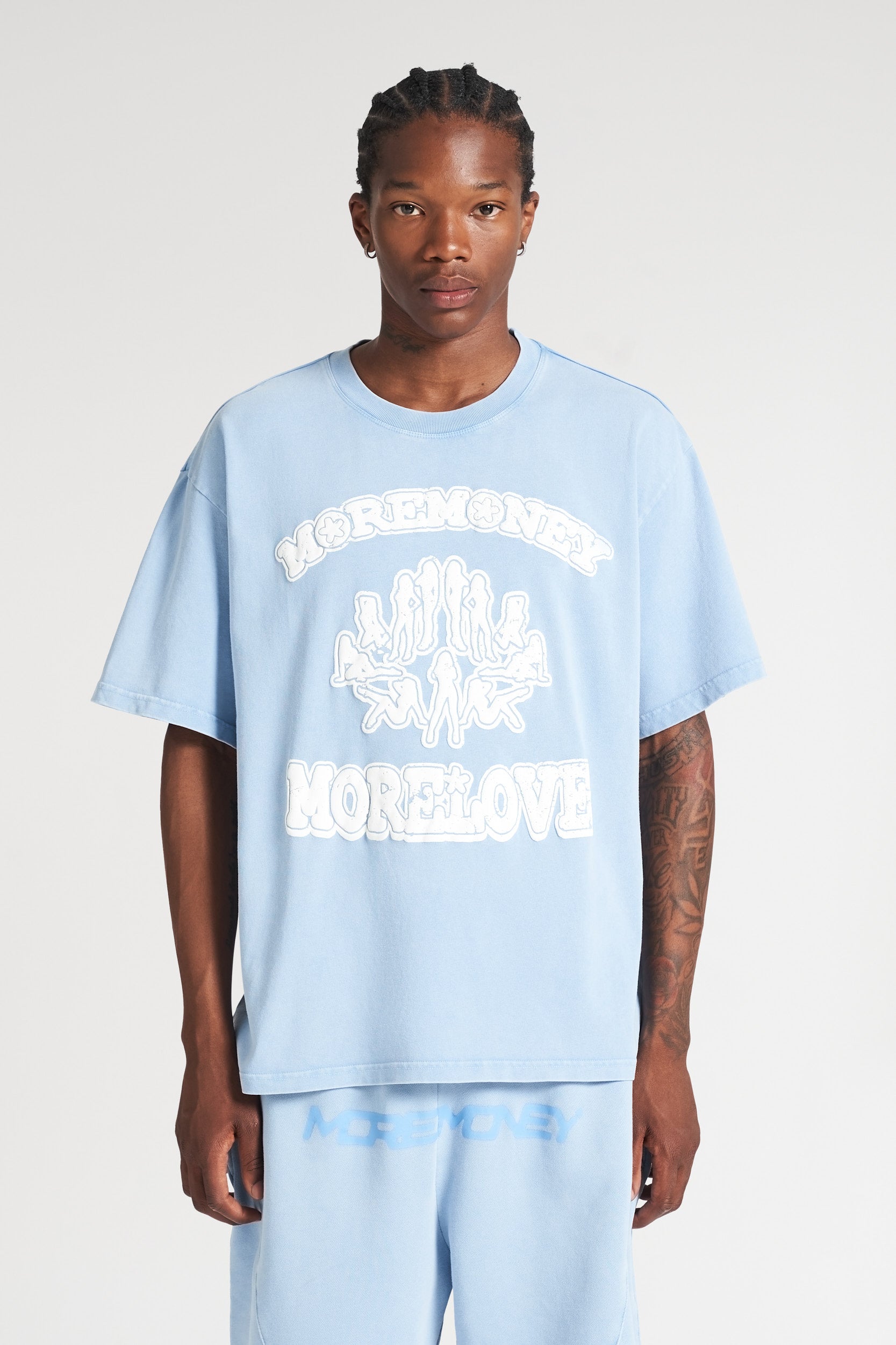 Model trägt das blaue More Money More Love T-Shirt