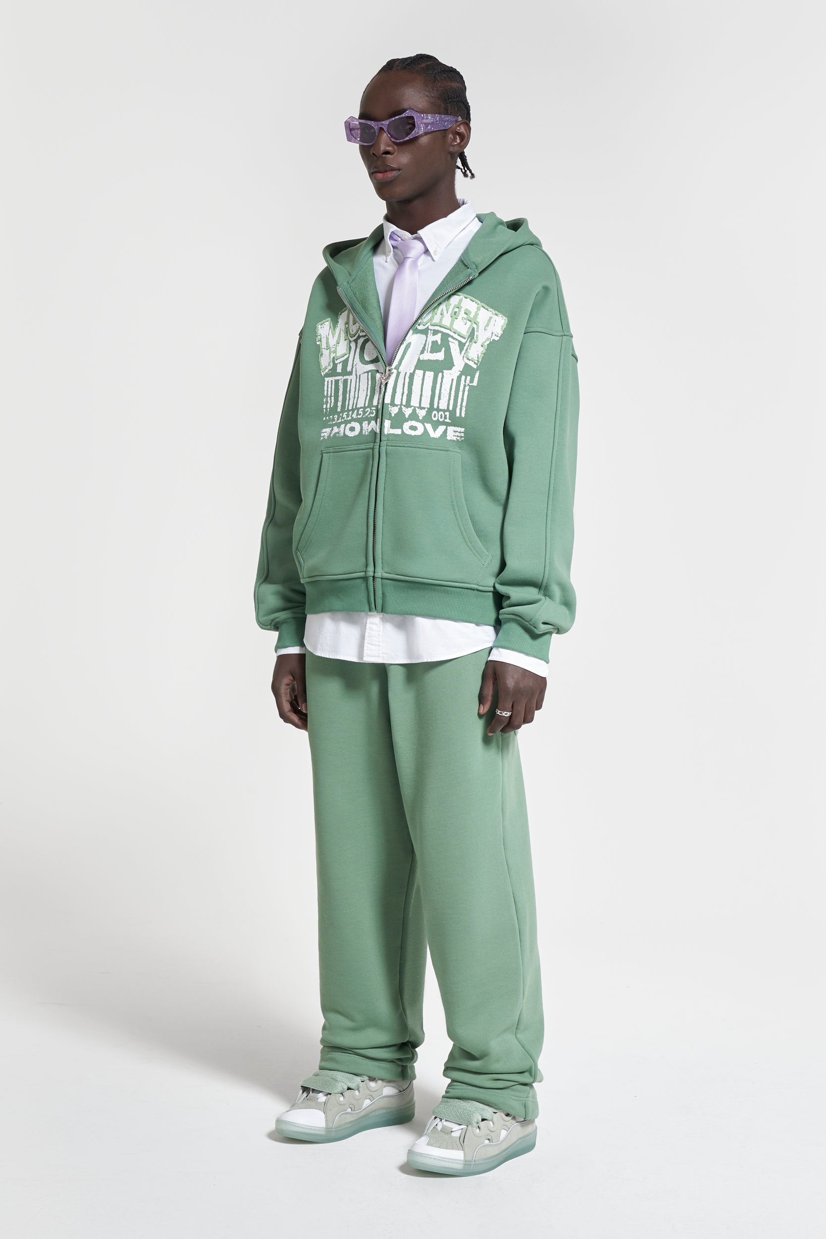 Model trägt die grüne Jogginghose passend zur grünen Zip Jacke. Perfekte Tracksuit.