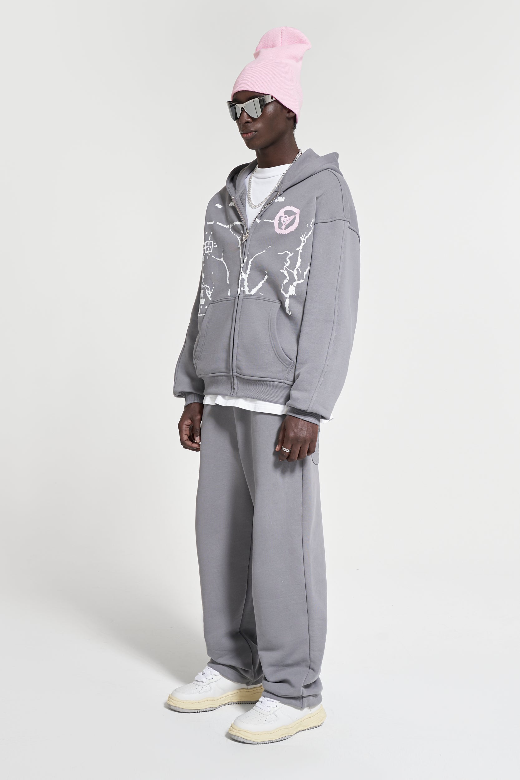 Tracksuit in Grau bestehend aus einer grauen langen Jogginghose und einem grauen Zip Hoodie.