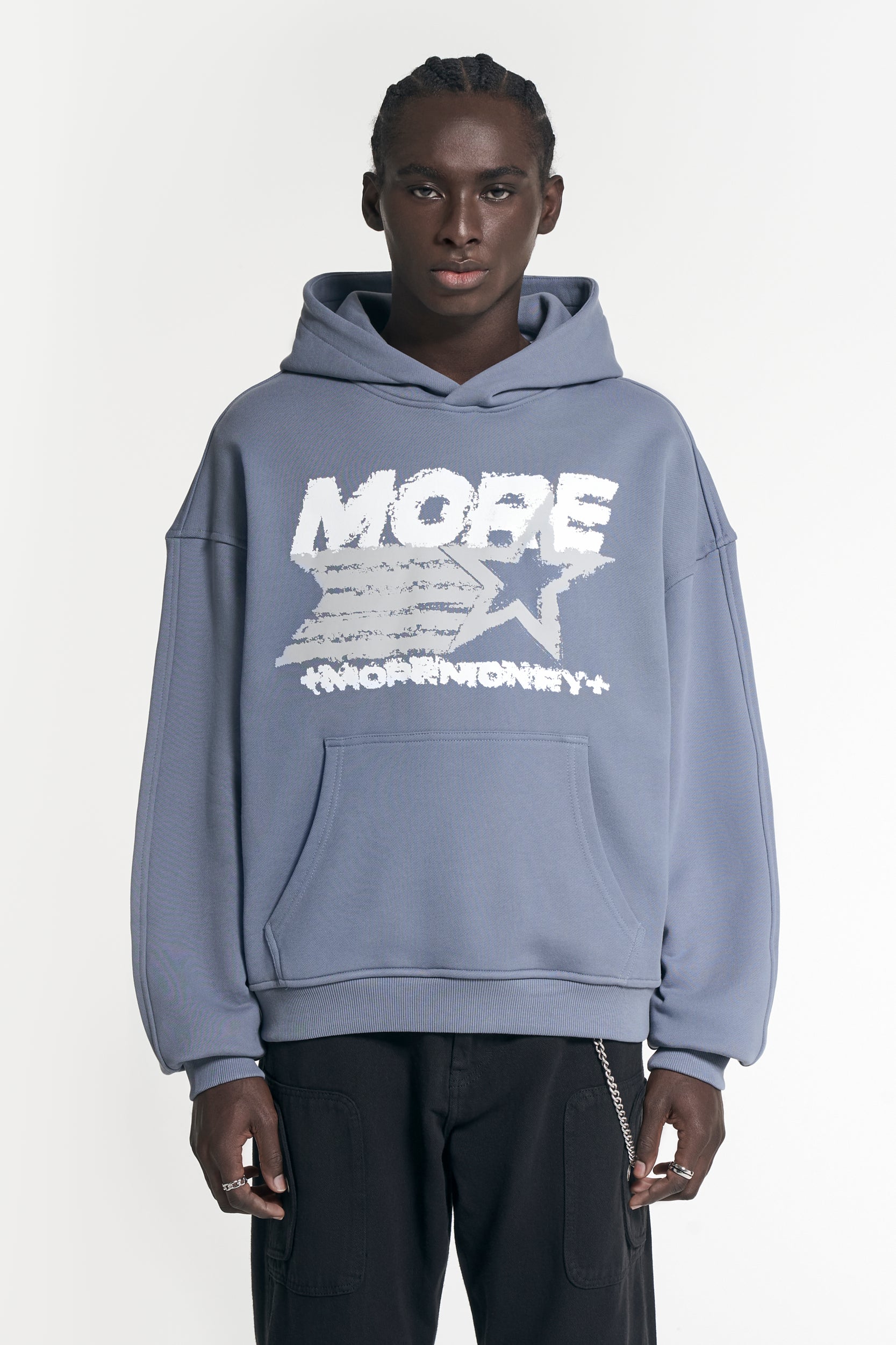 Model trägt Streetwear Hoodie von More Money More Love